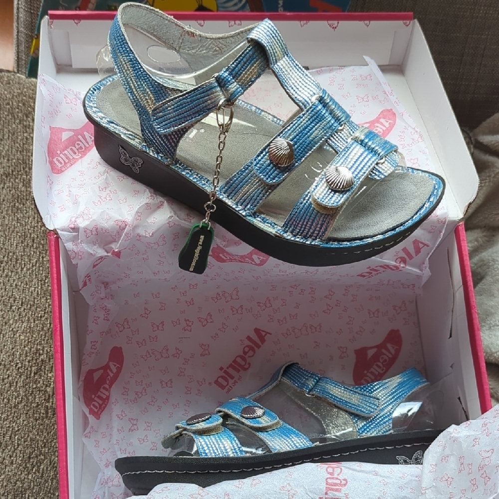 🩵❤️😃 NIB Alegria Blue and White Strappy Sandals size 38 🩵❤️😃